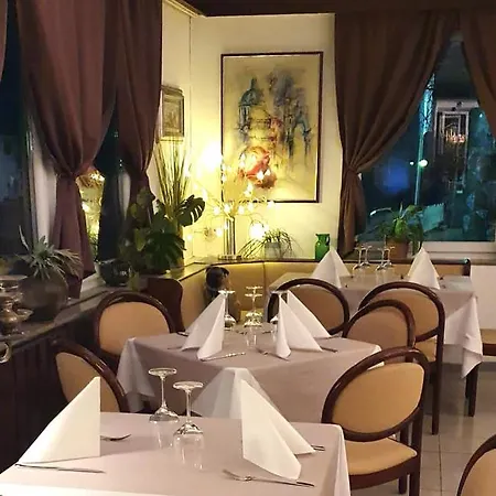 فندق Garni Bad Cafe *